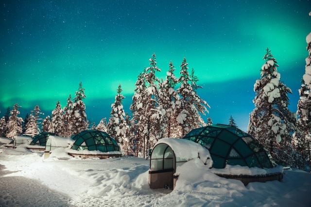 Kakslauttanen glass igloo Northern Lights (sm).jpg